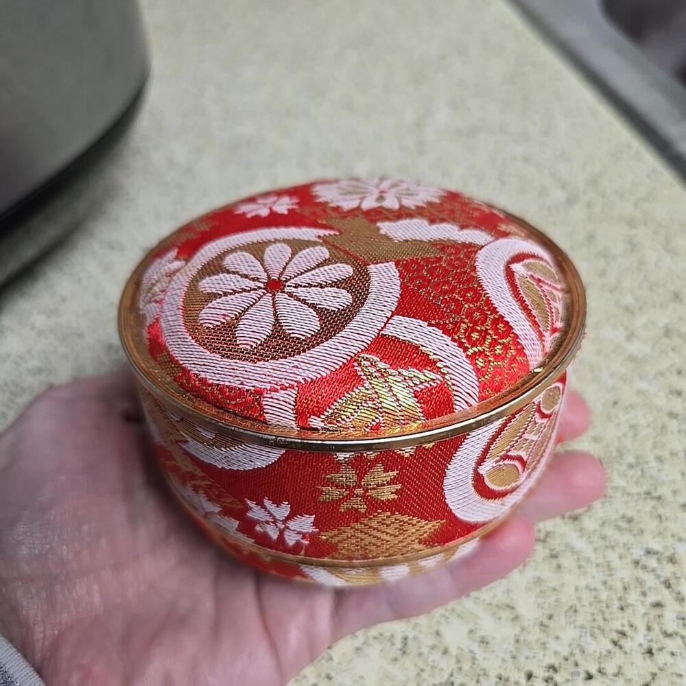 Japanese Kimono Fabric Trinket Box Vtg Round Padded Lid Komono Ire Red 4"×2"